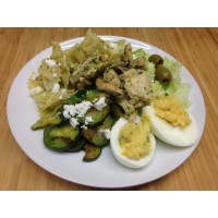 Salade verdé : Filet de poulet au pesto, courgettes, féta, laitue, œuf dur et farfalles