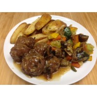 Boulettes de bœuf aux pruneaux, pommes sautées et flan de légumes