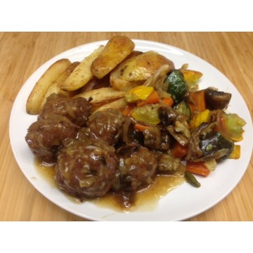 Boulettes de bœuf aux pruneaux, pommes sautées et flan de légumes