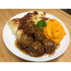 Boulettes de bœuf aux pruneaux, purée de carottes et pommes sautées