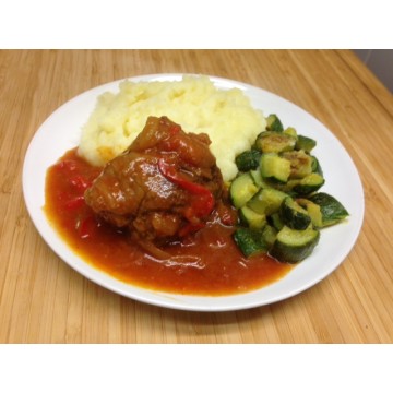 Alouette de bœuf sauce au vin, gratin dauphinois et courgettes grillées