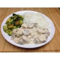 Fricassée de poulet à la normande (crème champignons) poêlée de courgettes et riz basmati