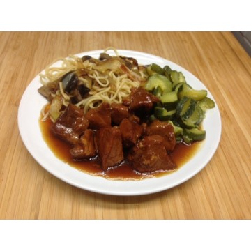 Porc caramel, nouilles chinoises et petits légumes Porc caramel, nouilles chinoises et petits légumes