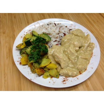 Poulet korma, riz basmati et légumes grillés