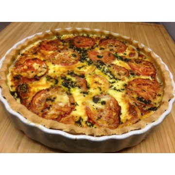 Tarte à la tomate et oignons et salade verte