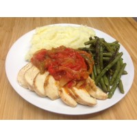 Filet de poulet basquaise, haricots et écrasé de pommes de terre