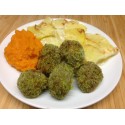 Boulettes d'agneau en croute d'herbes, gratin dauphinois et wok de poivrons oignons