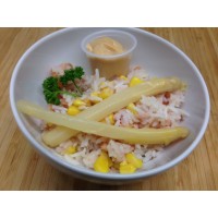 Salade de riz au thon, maïs, tomate, asperges sauce cocktail
