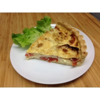 Tarte aux trois fromages, laitue et tomates vinaigrette