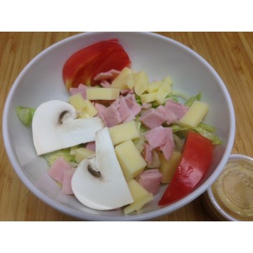 Salade parisienne (jambon champignons dés d’emmental salade)