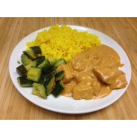 Émincé de poulet sauce brune à l'orange, poêlée de courgettes et pommes sautés