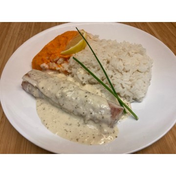 Dos de colin à la crème d'aneth et gimgembre, riz basmati et purée de carottes