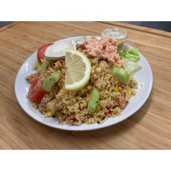 Salade Nordique : salade tomate, saumon, citron,  chèvre, et taboulé au quinoa