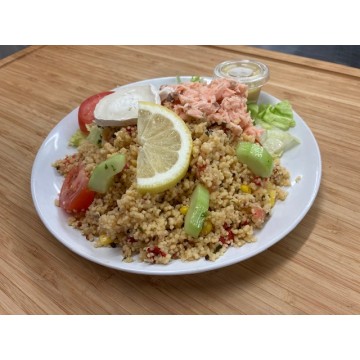 Salade Nordique : salade tomate, saumon, citron, chèvre, et taboulé au quinoa Salade Nordique : salade tomate, saumon, citron, chèvre, et taboulé au quinoa