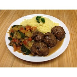Boulettes de bœuf aux pruneaux, duo de haricots persillade et polenta crémeuse au fromage