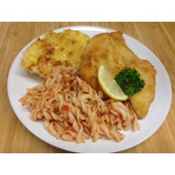 Escaloppe de poulet pannée et tortis à la tomate et purée de carottes