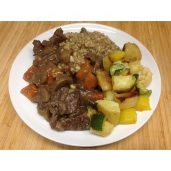 Bœuf bourguignon aux lardons, tagliatelles et légumes mijotés