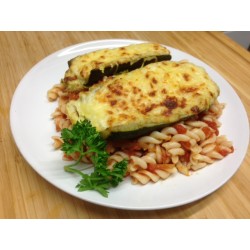 Courgette farcie au fromage et farfalles à la tomate