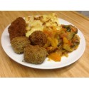 Boulettes d'agneau en croute d'herbes, gratin dauphinois et wok de poivrons oignons