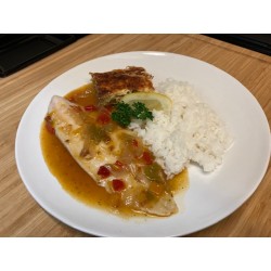 Pavé de merlu poché et son bouillon, riz jasmin et purée de carottes