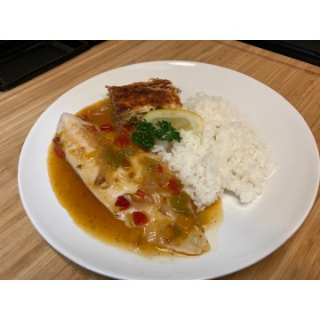 Pavé de merlu poché et son bouillon, riz jasmin et purée de carottes