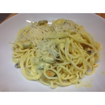 Tagliatelles au curry de fruits de mer et emmental