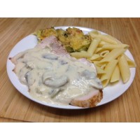 Emincé de dinde forestière crème et champignons, gratin de courgettes et pennes