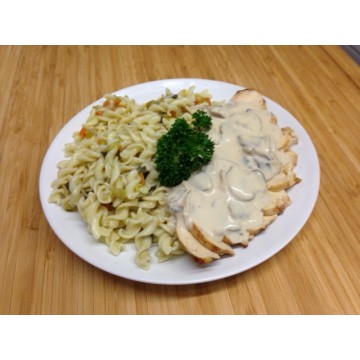 Emincé de poulet, pennes au pesto et caponata sicilenne Emincé de poulet, pennes au pesto et caponata sicilenne
