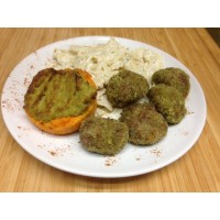 Boulettes d’agneau en croute d’herbes, pomme de terre et légumes grillés