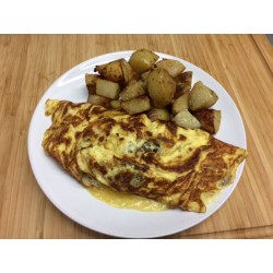 Omelette chèvre roquefort emmental, féculent et légumes du jour