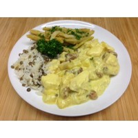 Fricassé de volaille créole, riz au lentilles et haricots beurre persillade