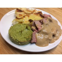 Boulettes de bœuf sauce aux trois poivres, polenta au fromage et flan de légumes