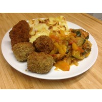 Boulettes d'agneau sauce au curry, riz et courgettes persillade