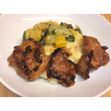 Escaloppe de porc sauce tapenade, pommes sautées et carottes vichy