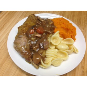 Emincé de dindes aux marrons, purée de potiron et pommes sautées