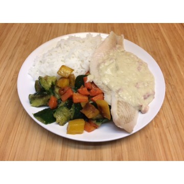 Filet de limande à la crème de poireaux, riz et petits légumes