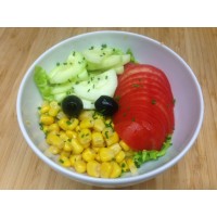 Trio de crudités (tomates, concombre, maïs)